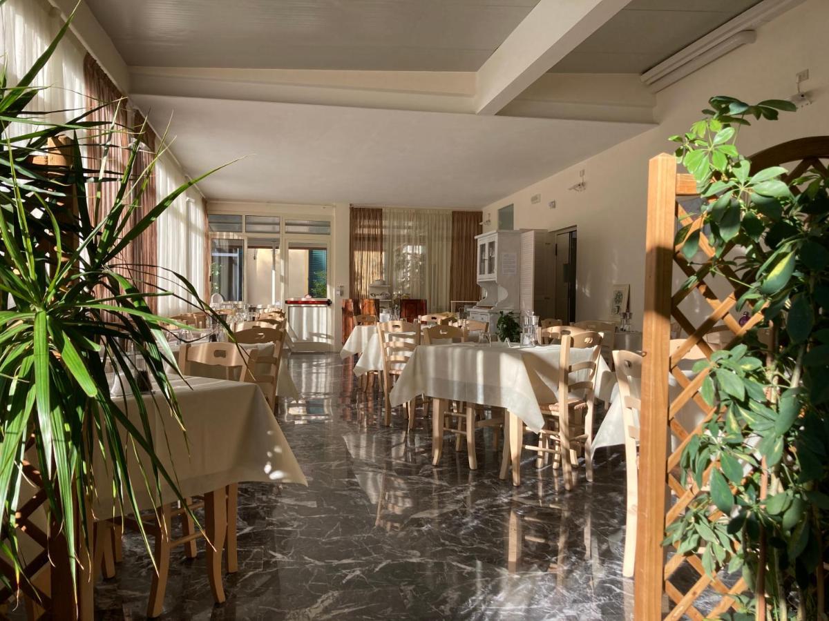 Hotel Verdesolemare Марина-ді-П'єтразанта Екстер'єр фото