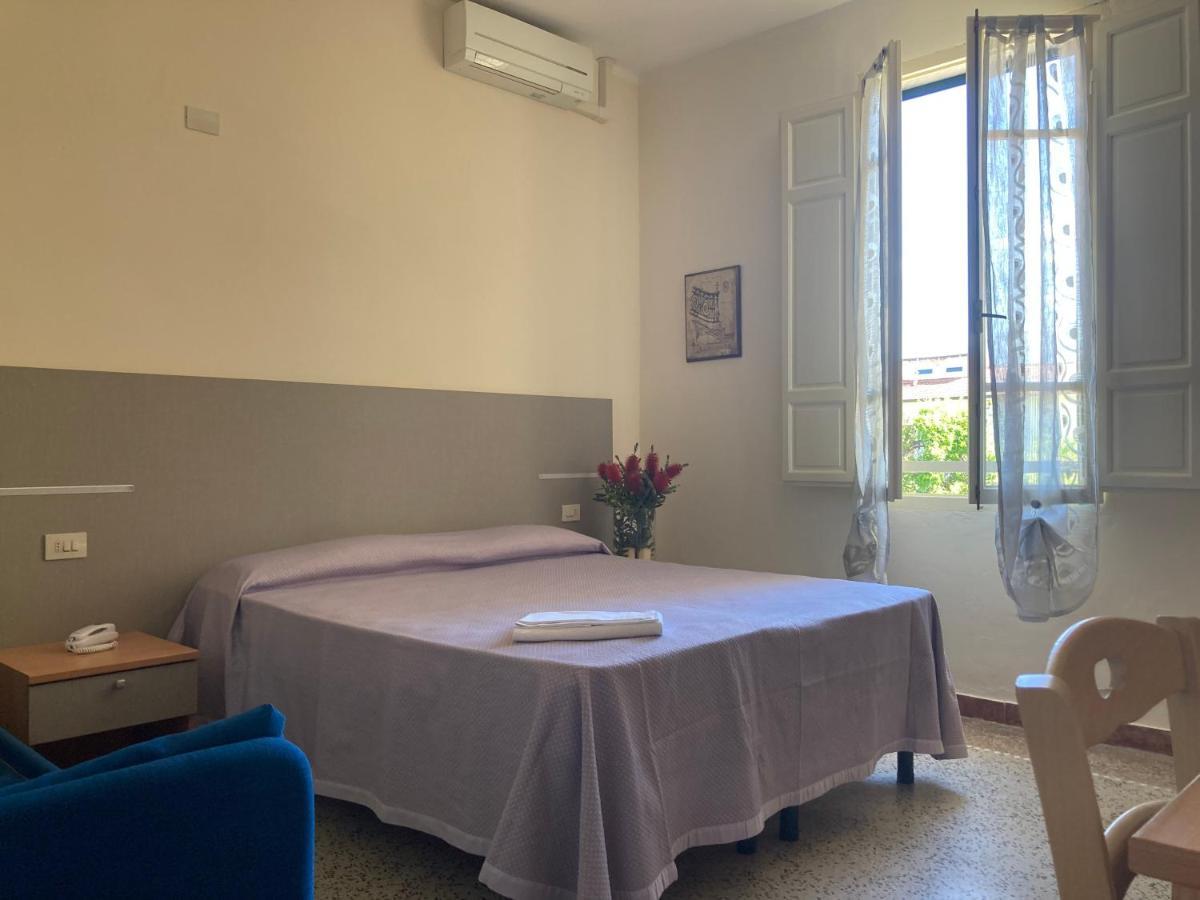 Hotel Verdesolemare Марина-ді-П'єтразанта Екстер'єр фото