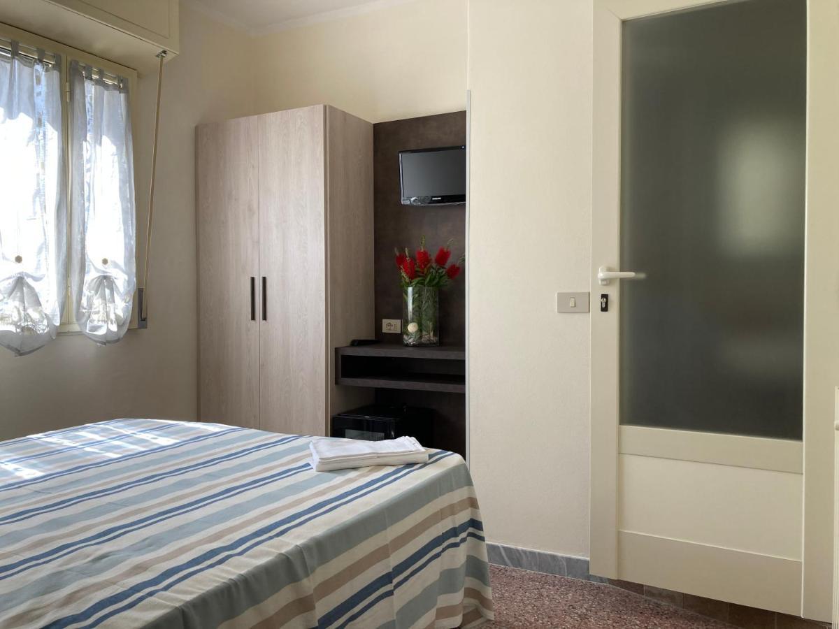 Hotel Verdesolemare Марина-ді-П'єтразанта Екстер'єр фото