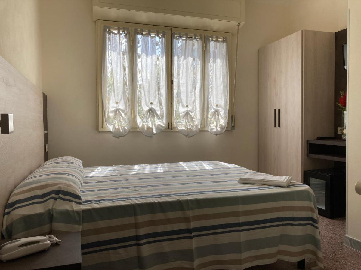 Hotel Verdesolemare Марина-ді-П'єтразанта Екстер'єр фото