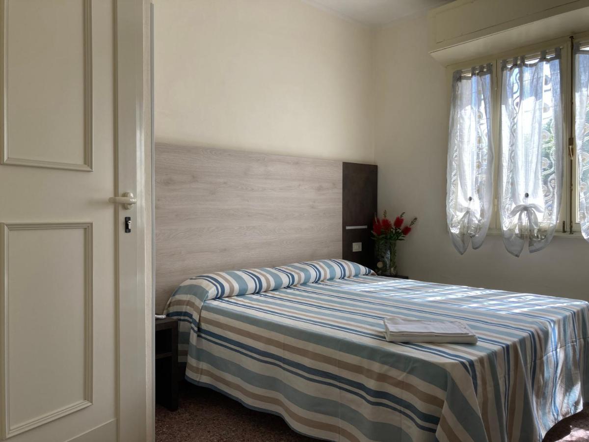 Hotel Verdesolemare Марина-ді-П'єтразанта Екстер'єр фото