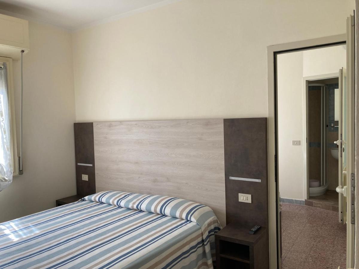 Hotel Verdesolemare Марина-ді-П'єтразанта Екстер'єр фото