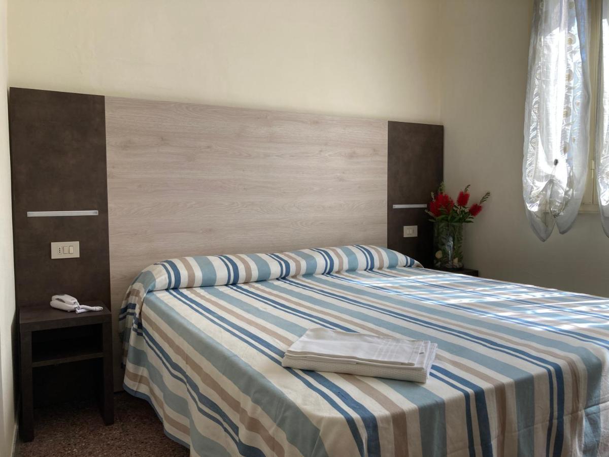 Hotel Verdesolemare Марина-ді-П'єтразанта Екстер'єр фото