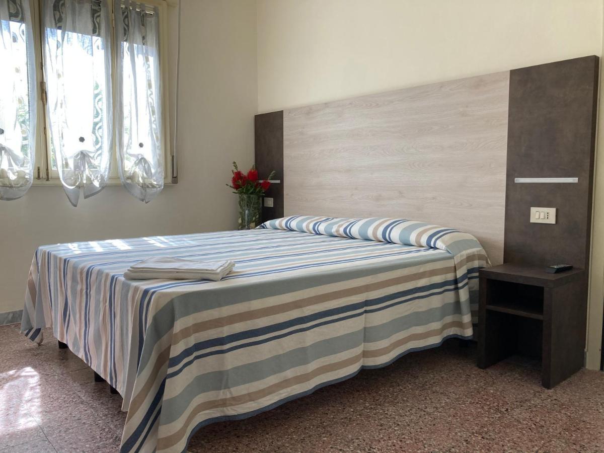 Hotel Verdesolemare Марина-ді-П'єтразанта Екстер'єр фото