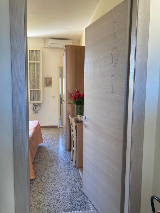 Hotel Verdesolemare Марина-ді-П'єтразанта Екстер'єр фото