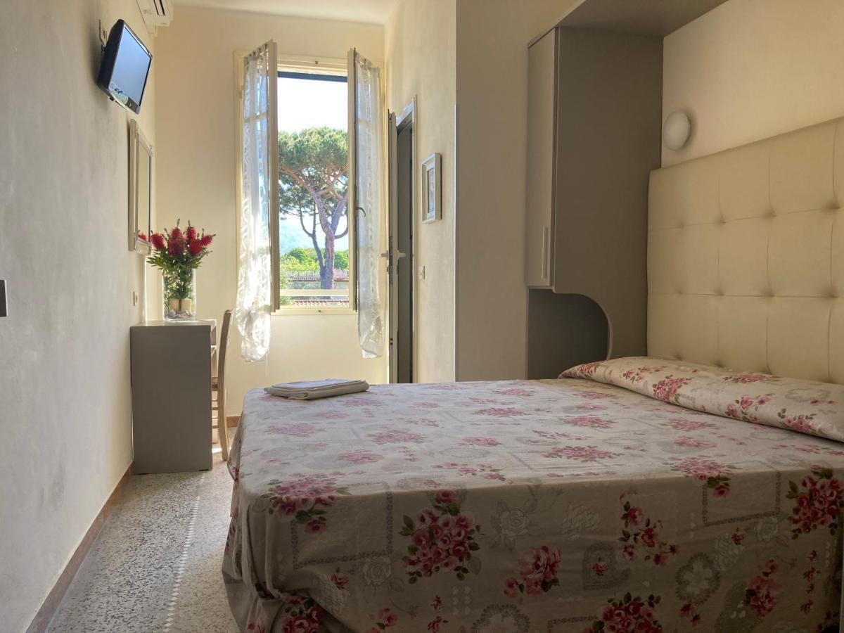 Hotel Verdesolemare Марина-ді-П'єтразанта Екстер'єр фото