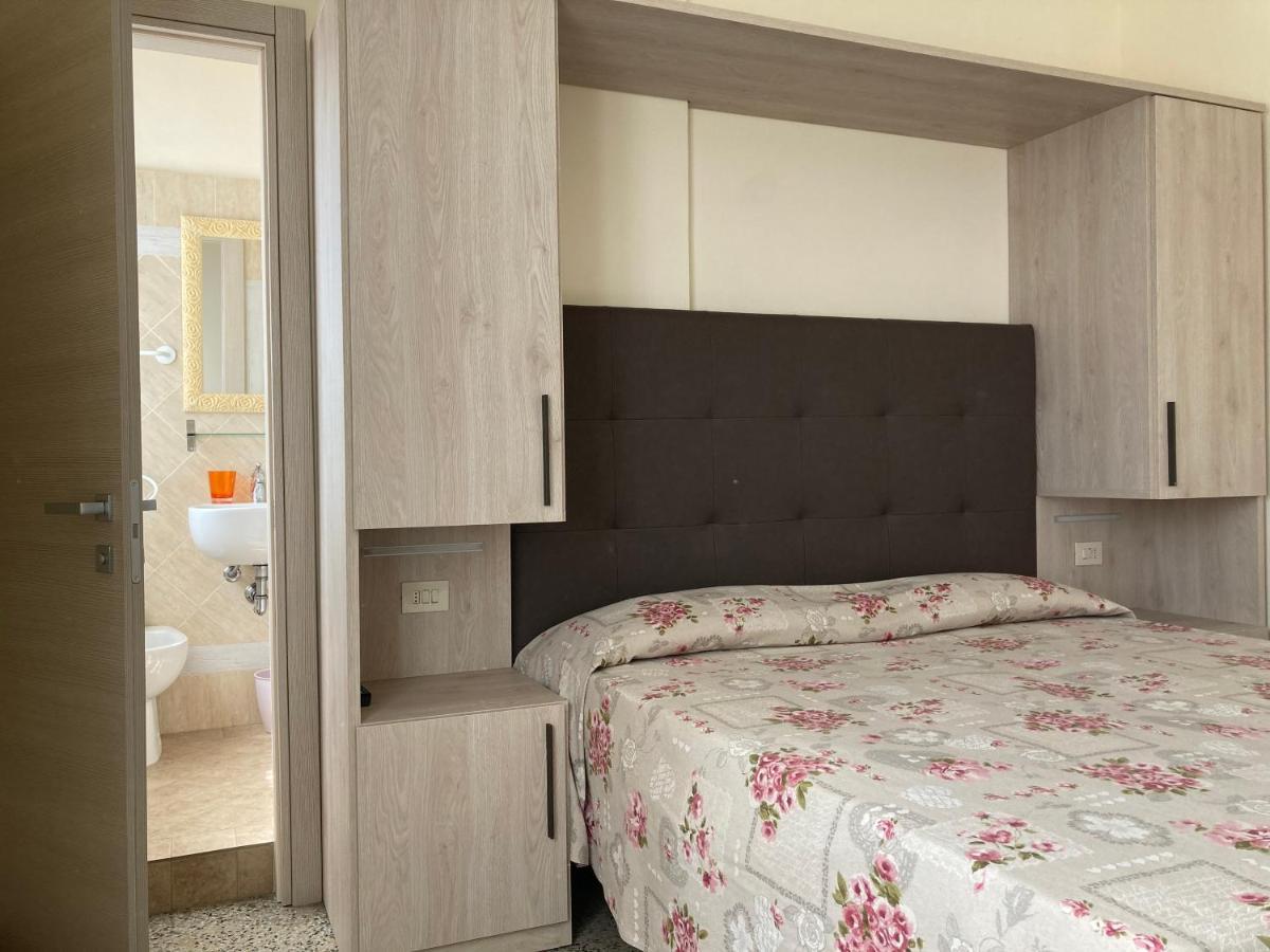 Hotel Verdesolemare Марина-ді-П'єтразанта Екстер'єр фото