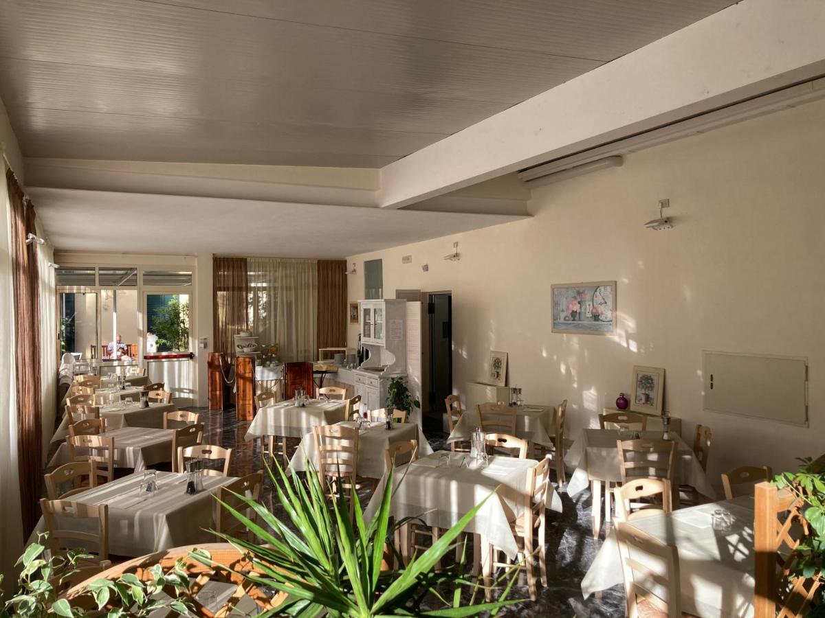 Hotel Verdesolemare Марина-ді-П'єтразанта Екстер'єр фото