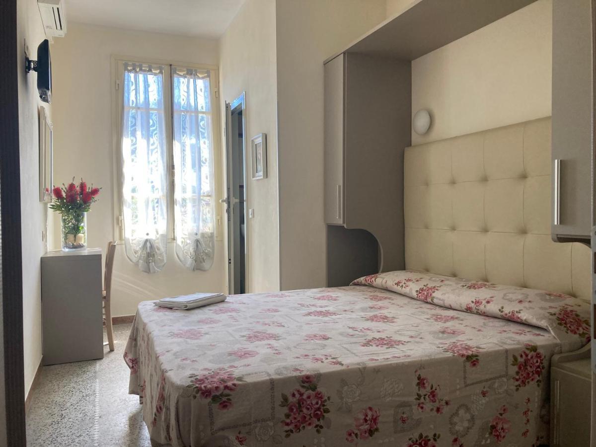 Hotel Verdesolemare Марина-ді-П'єтразанта Екстер'єр фото