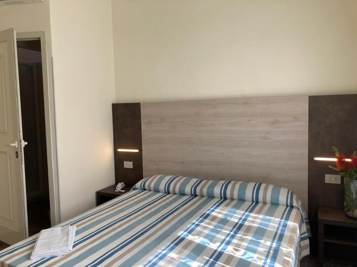 Hotel Verdesolemare Марина-ді-П'єтразанта Екстер'єр фото
