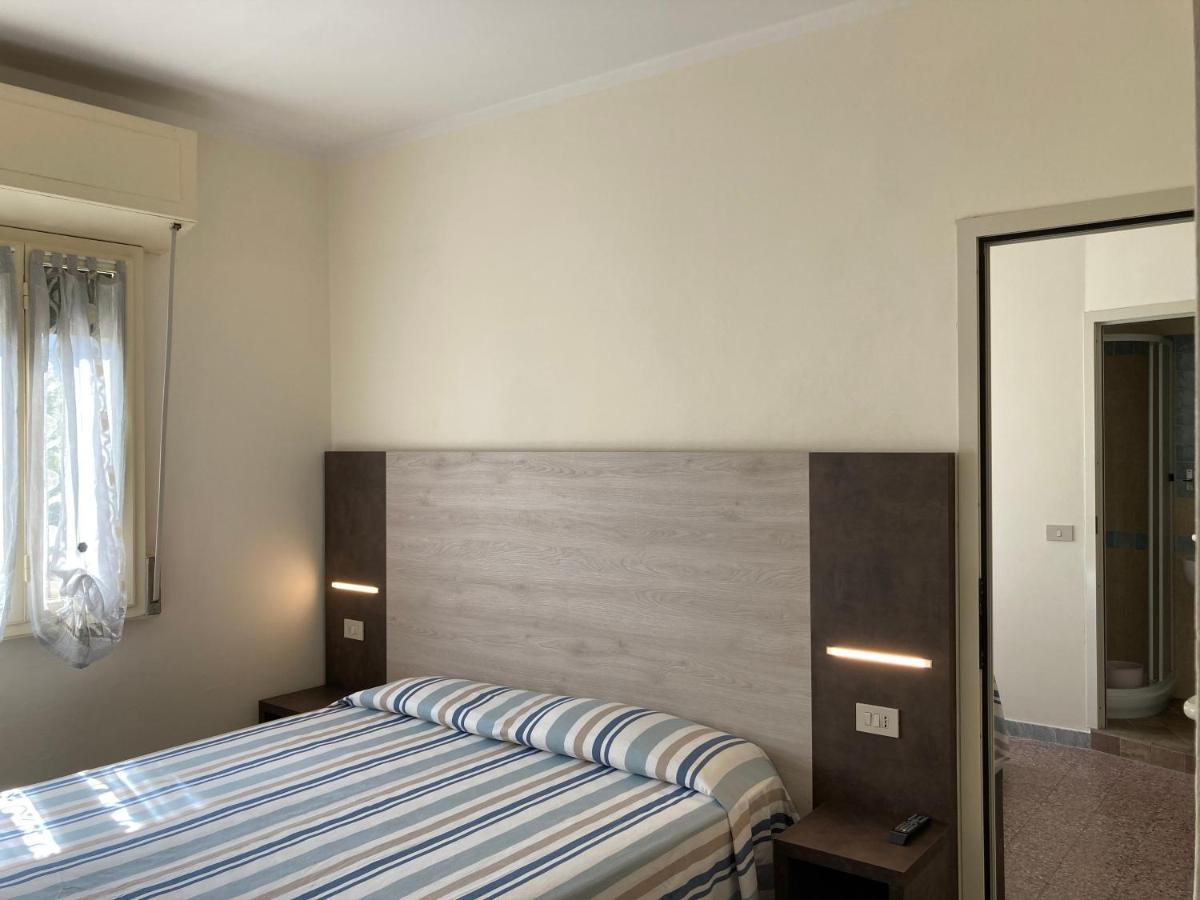 Hotel Verdesolemare Марина-ді-П'єтразанта Екстер'єр фото
