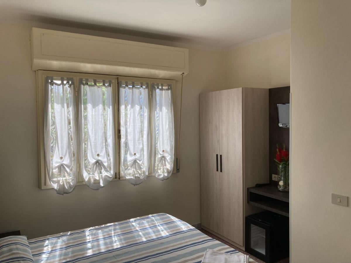 Hotel Verdesolemare Марина-ді-П'єтразанта Екстер'єр фото