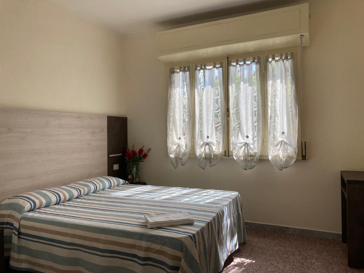 Hotel Verdesolemare Марина-ді-П'єтразанта Екстер'єр фото