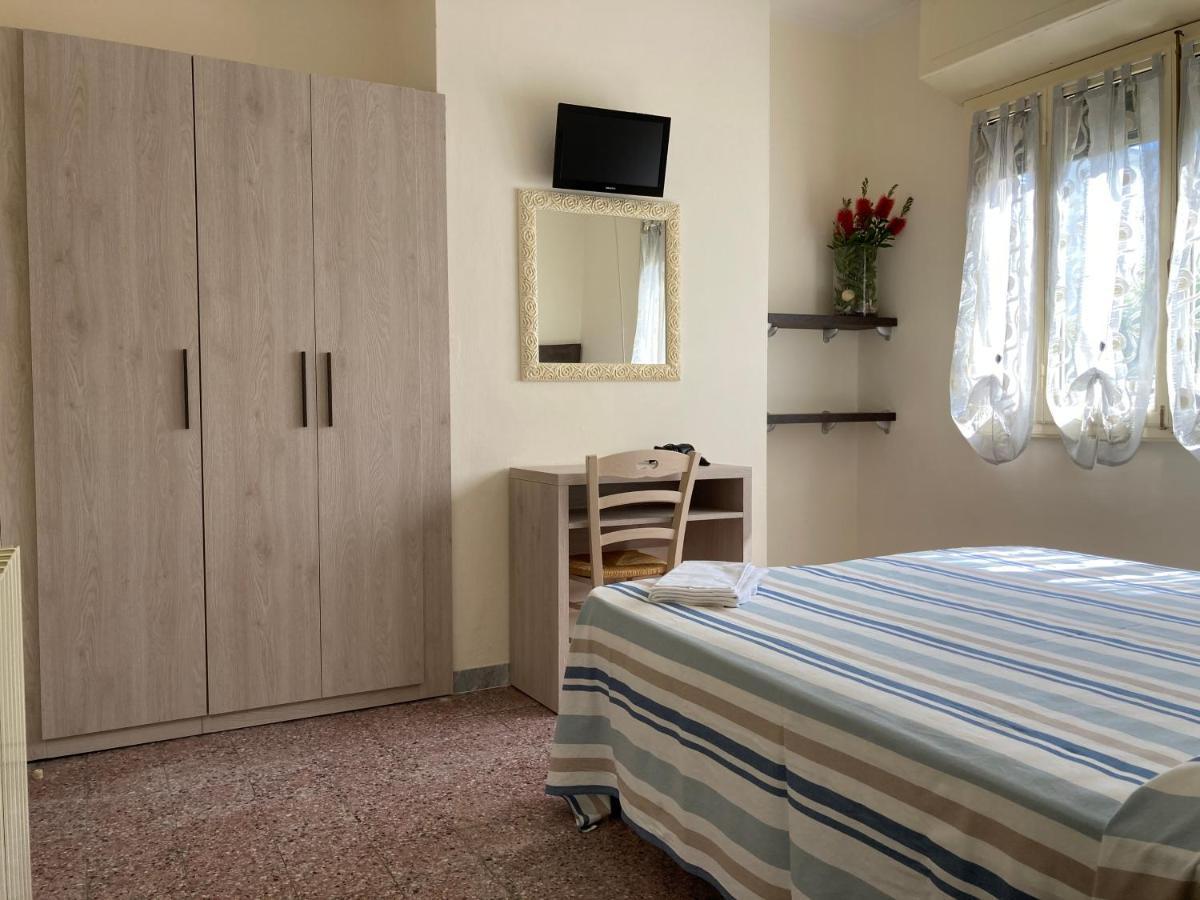 Hotel Verdesolemare Марина-ді-П'єтразанта Екстер'єр фото