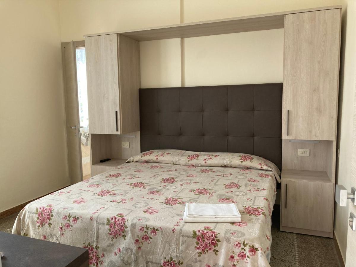 Hotel Verdesolemare Марина-ді-П'єтразанта Екстер'єр фото