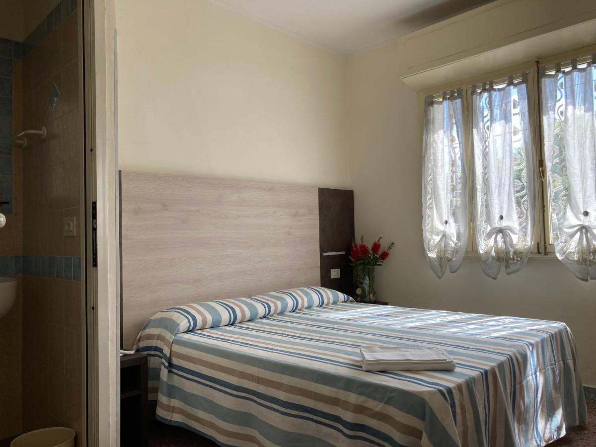 Hotel Verdesolemare Марина-ді-П'єтразанта Екстер'єр фото