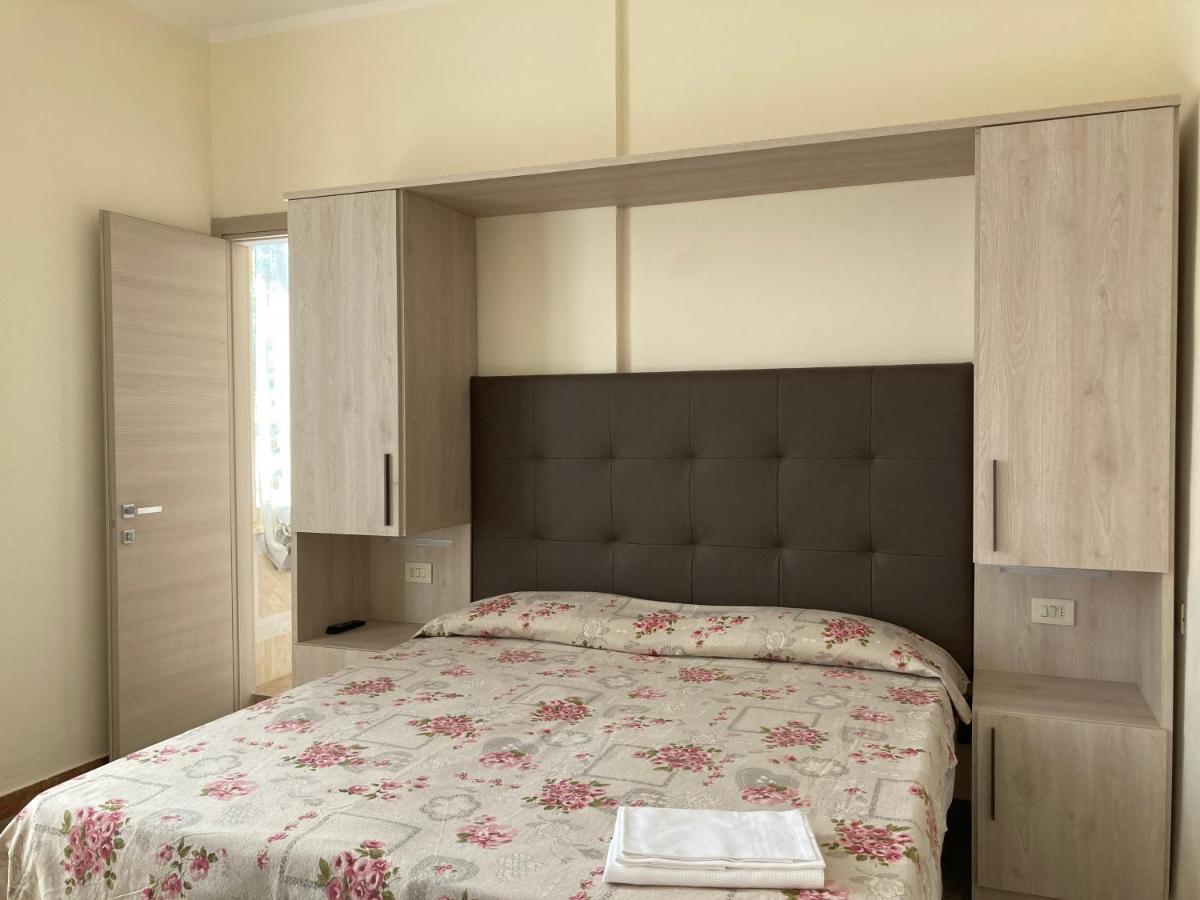 Hotel Verdesolemare Марина-ді-П'єтразанта Екстер'єр фото
