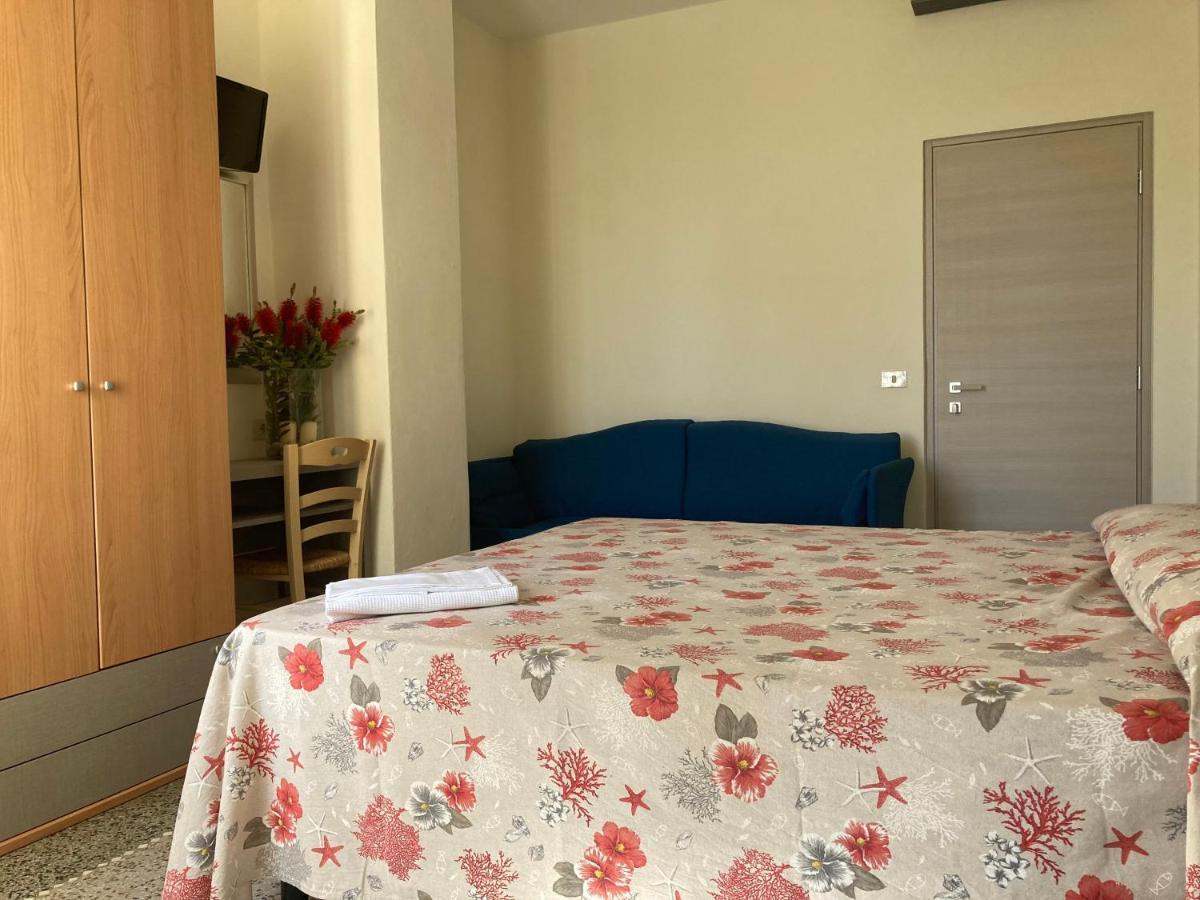 Hotel Verdesolemare Марина-ді-П'єтразанта Екстер'єр фото