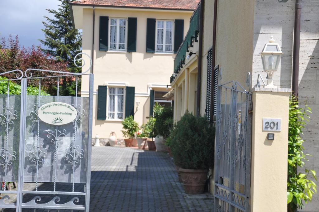 Hotel Verdesolemare Марина-ді-П'єтразанта Екстер'єр фото
