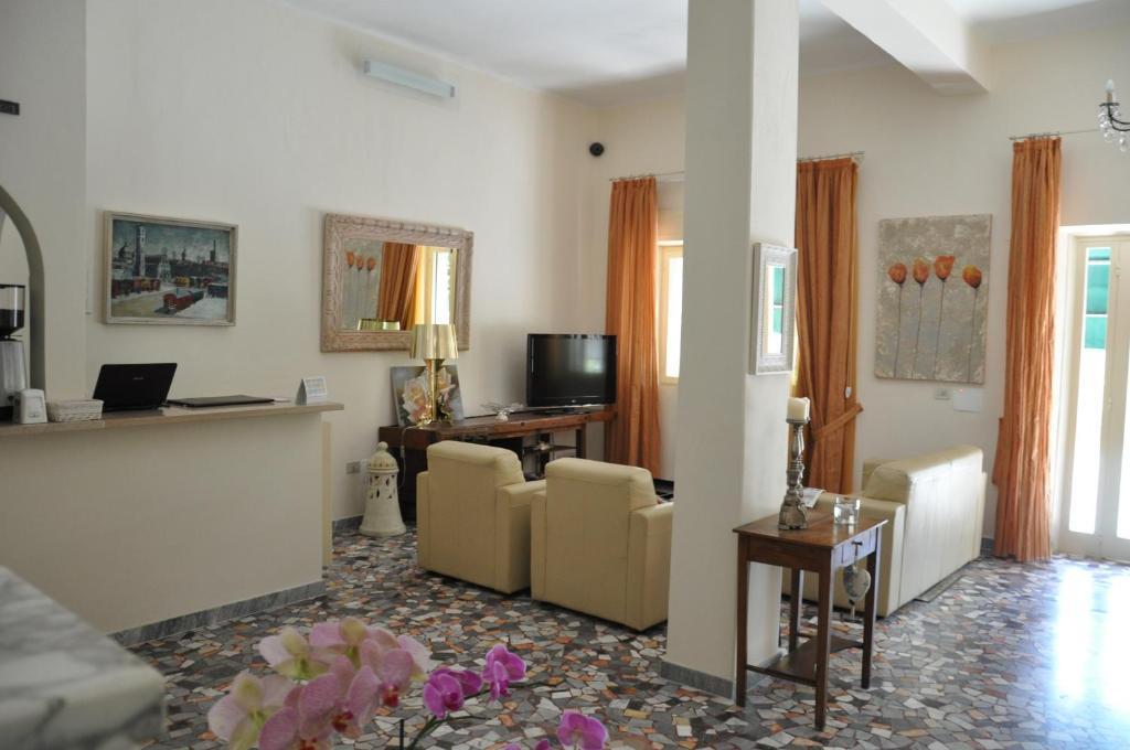 Hotel Verdesolemare Марина-ді-П'єтразанта Екстер'єр фото